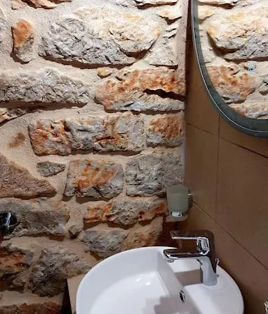 200 Year Old 'kamara Suite' With Private Garden 펜션 Pírgos Dhiroú