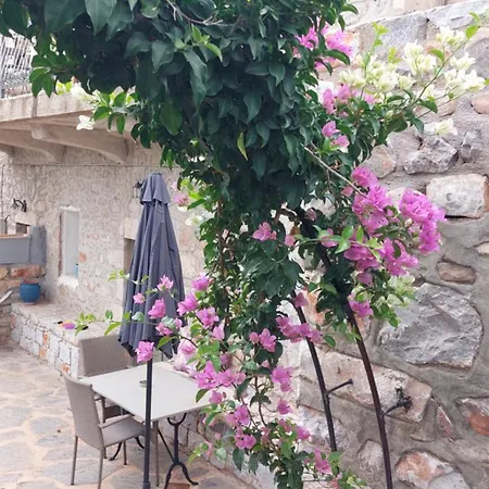 200 Year Old 'kamara Suite' With Private Garden Pírgos Dhiroú