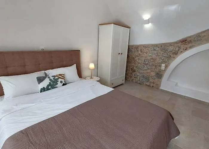 200 Year Old 'kamara Suite' With Private Garden * Pírgos Dhiroú